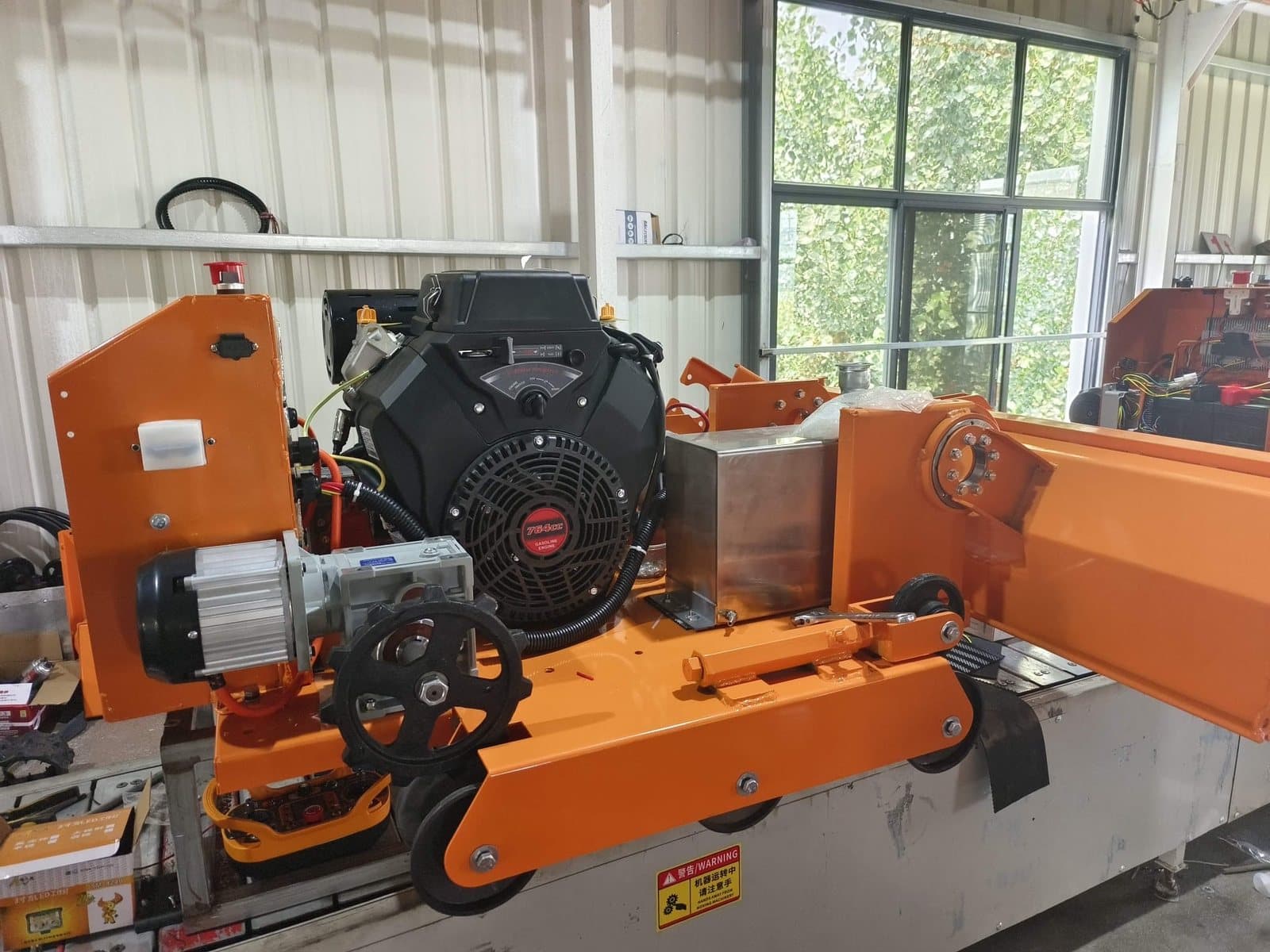 Oranžový stroj v montáži, motor 764 cm³ odkrytý